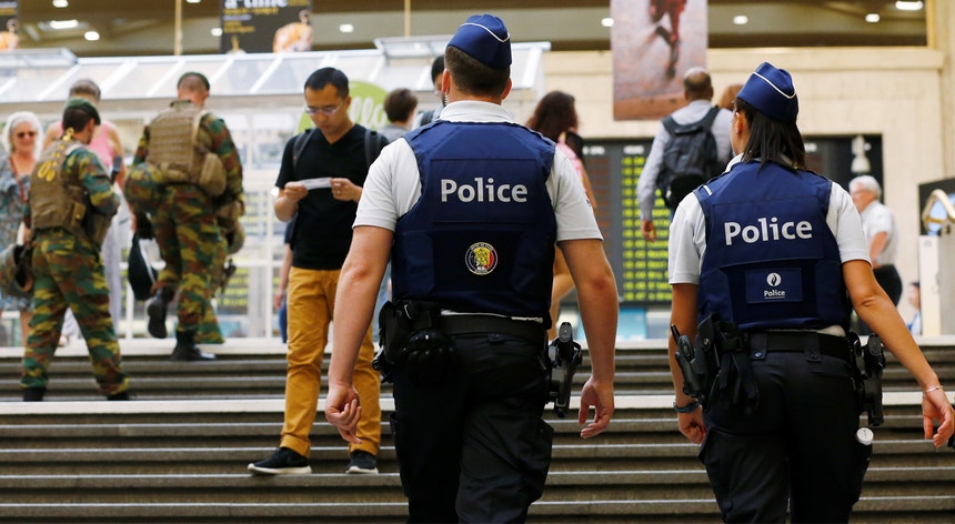 “Consideramos que é um ataque terrorista”, afirmou o procurador belga Eric Van Der Sypt
