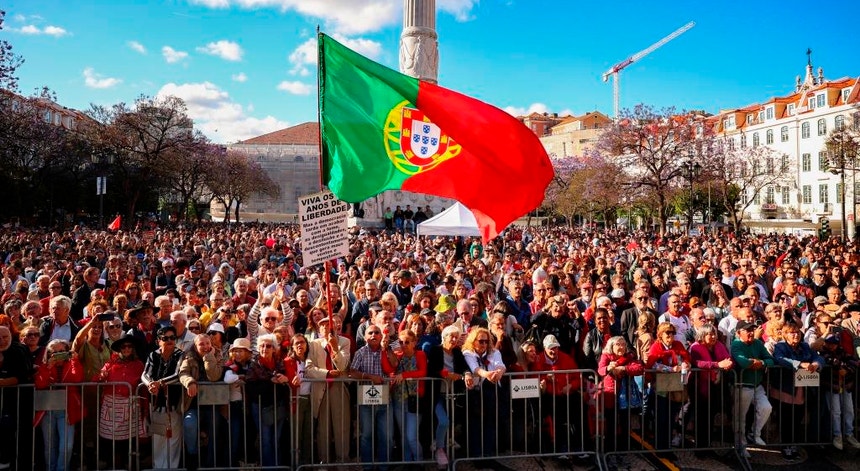 Imprensa mundial mostra a Liberdade em Portugal novamente nas ruas