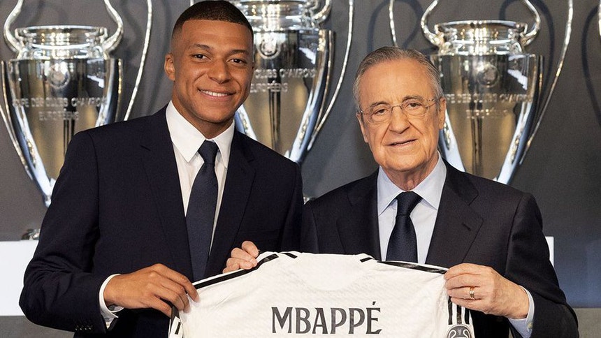 Mbappé e Florentino Perez mostram a camisola do futebolista
