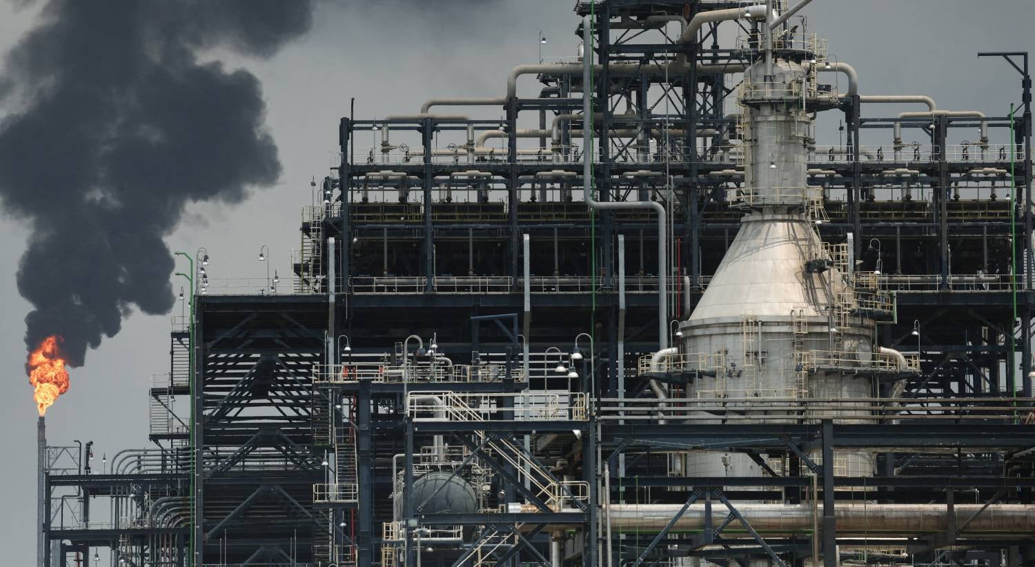 Acordo inédito. Países da AIE libertam 400 milhões barris de petróleo das reservas estratégicas