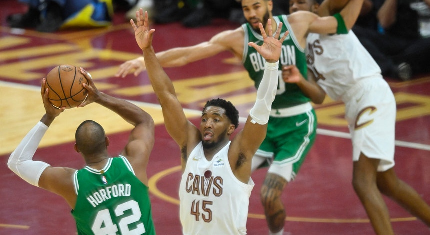 Celtics reassumem comando sobre `Cavs` nos play-offs da NBA sem Neemias