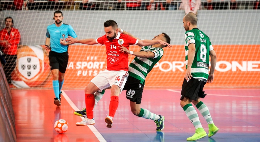 O jogador do Benfica Deives disputa a bola com o jogador do Sporting Dieguinho
