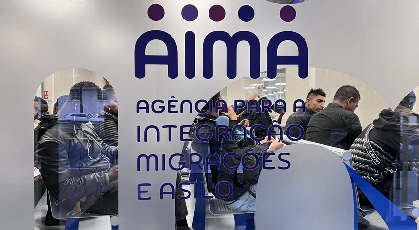 Greve de mediadores culturais da AIMA leva trabalhadores à sede do Governo