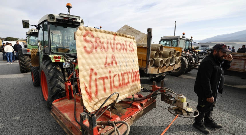 Crise agricole en France.  Les syndicats appellent à « la suspension des blocages »