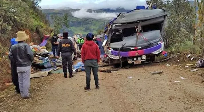 O mau estado das estradas explica a elevada frequência de acidentes no Peru
