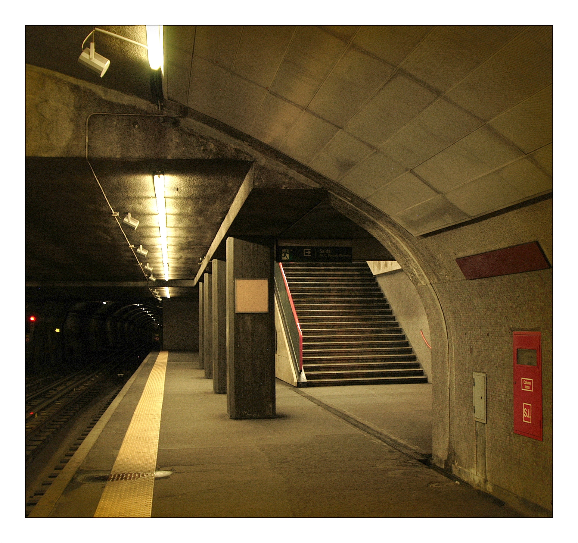  Pra&ccedil;a de Espanha: at&eacute; 1998 denominada como esta&ccedil;&atilde;o de Palhav&atilde;, faz parte das 11 esta&ccedil;&otilde;es da rede original do Metro de Lisboa tendo sido inaugurada a 29 de dezembro de 1959. O projeto original &eacute; da autoria do arquiteto Francisco Keil do Amaral e as interven&ccedil;&otilde;es pl&aacute;sticas de Maria Keil. A amplia&ccedil;&atilde;o da esta&ccedil;&atilde;o que implicou o prolongamento do cais e a constru&ccedil;&atilde;o de um novo &aacute;trio, ficou conclu&iacute;da a 15 de outubro de 1980 com base num projeto arquitet&oacute;nico de Sanchez Jorge e da pintora Maria Keil. 