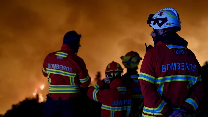 Casas evacuadas. Incêndio em Sabóia tem no terreno mais de 340 operacionais