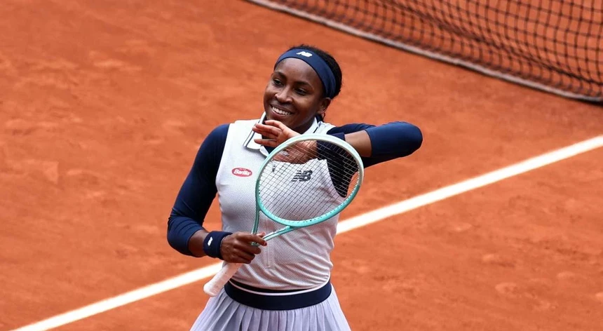 Coco Gauff junta-se a LeBron James ao empunharem o porta-estandarte dos EUA
