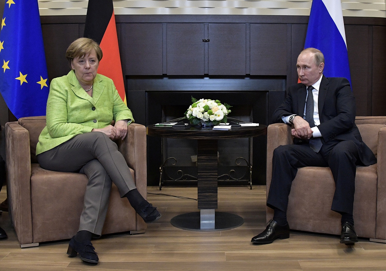  O encontro entre a chanceler Angela Merkel e o Presidente russo Vladimir Putin / Reuters 