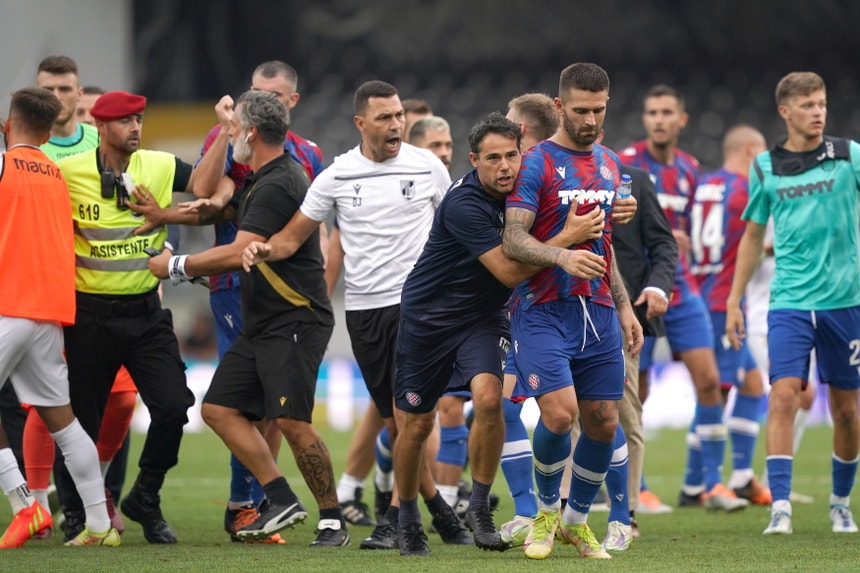 V. Guimarães-Hajduk Split termina com desacatos, lançamento de cadeiras e  agressões