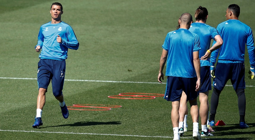 Ronaldo já treina no relvado com os restantes colegas
