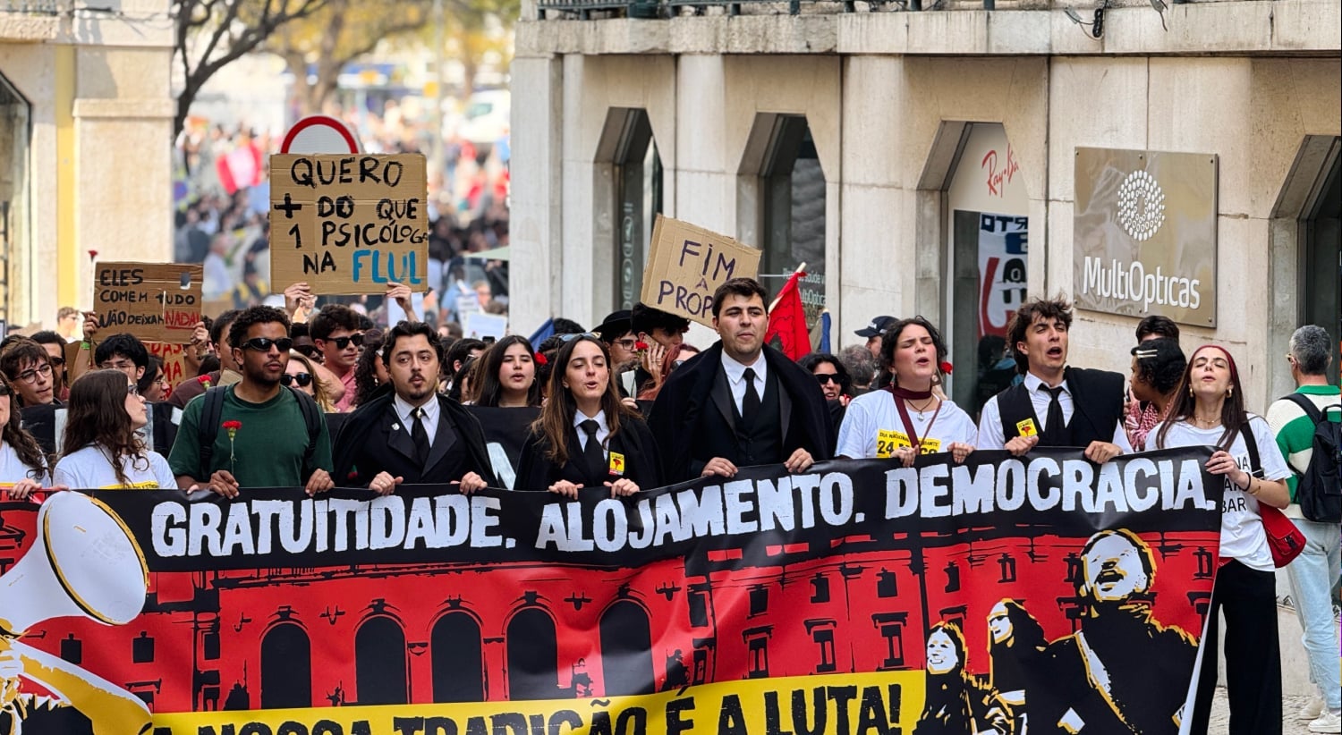 Estudantes do Ensino Superior na rua por ensino gratuito e mais alojamento