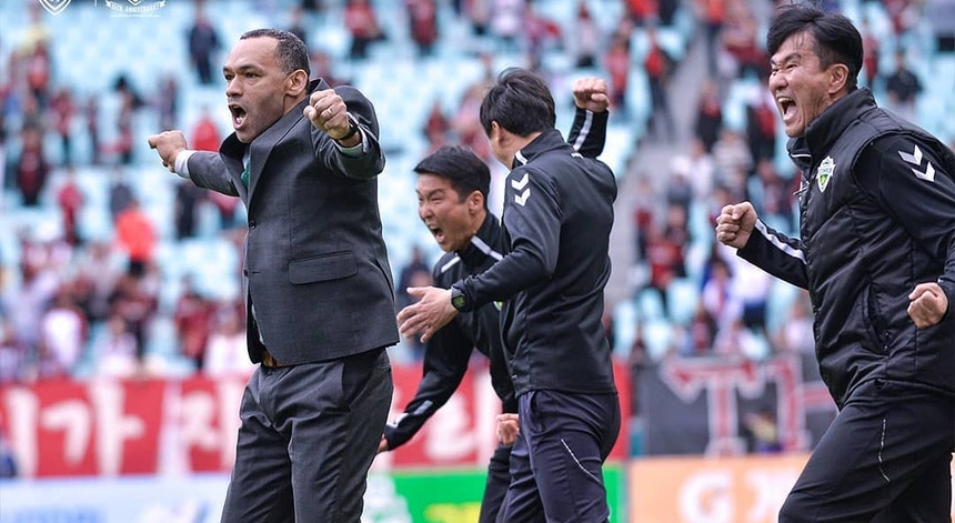 José Morais, à esquerda na foto, festeja um dos golos da sua equipa
