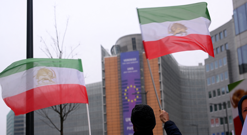 Irão convoca embaixadores na UE após designação da Guarda Revolucionária como grupo terrorista