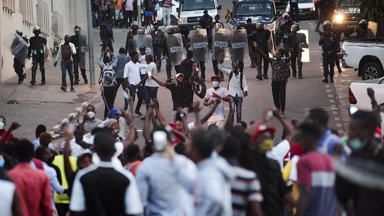 Policia Impede Manifestacao Em Luanda Com Confrontos E Gas Lacrimogeneo