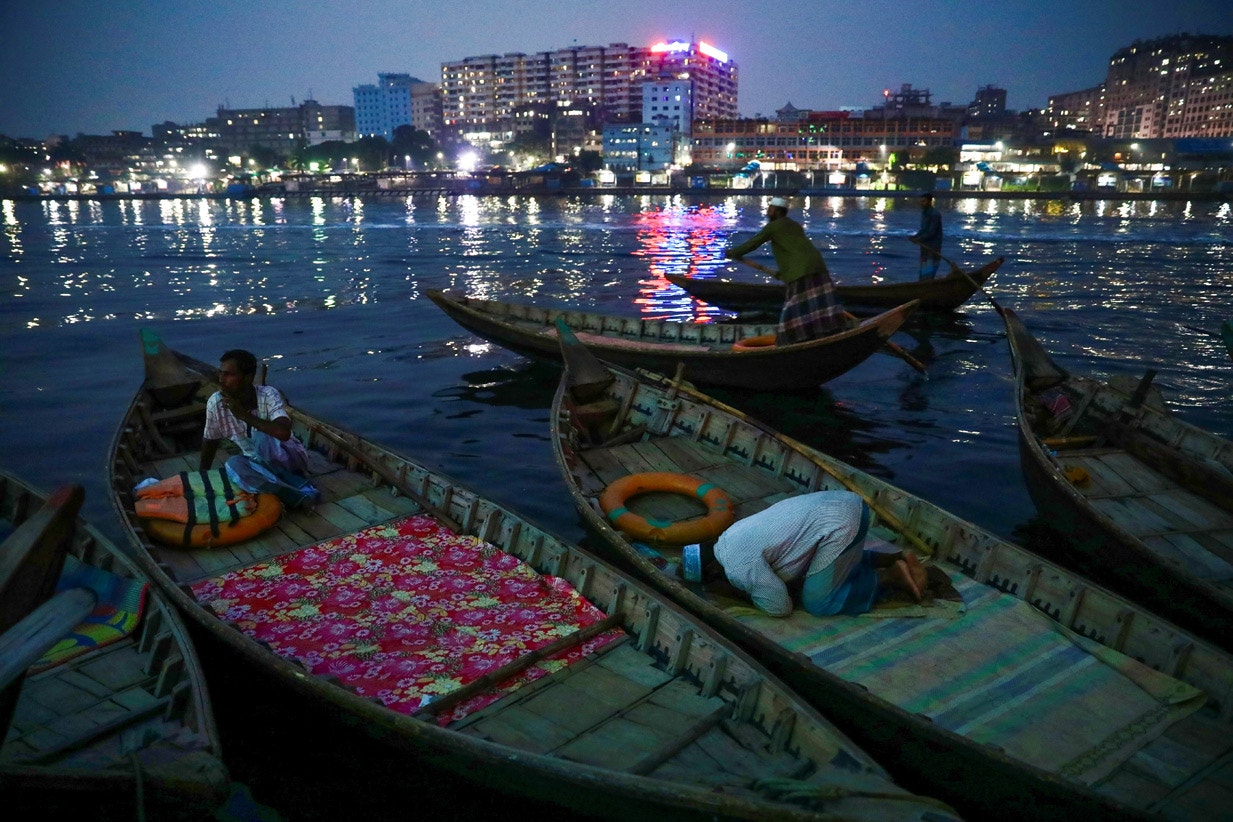  Bangladeche. Reza-se no Rio Buriganga | Mohammad Ponir Hossain - Reuters 