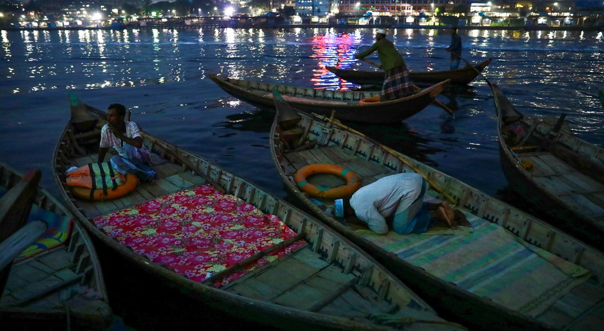  Bangladeche. Reza-se no Rio Buriganga | Mohammad Ponir Hossain - Reuters 