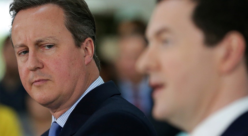 David Cameron, o primeiro-ministro britânico, ao lado de George Osborne, o seu 'vice' no Governo, numa sessão de esclarecimento sobre a permanência na UE. 
