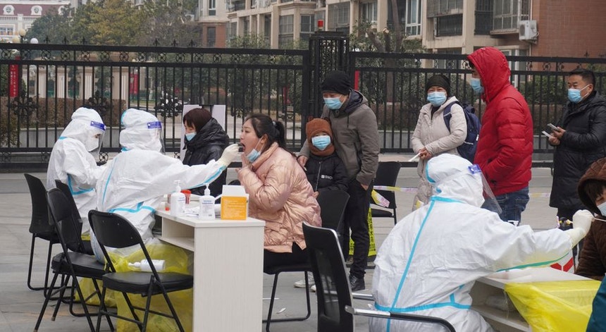 Residentes fazem fila para testes de ácido nucleico após o aumento de casos da doença em Henan 
