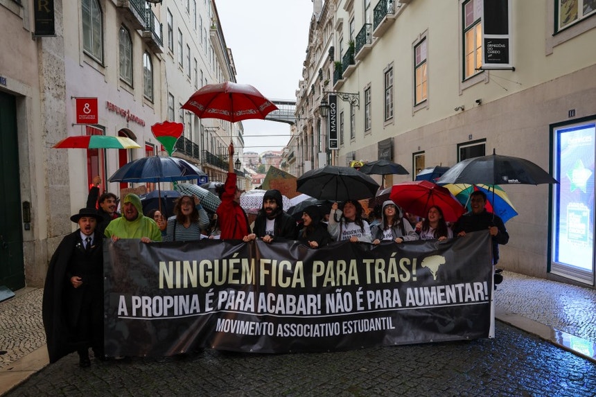 Centenas de estudantes manifestam-se em Lisboa contra o aumento das propinas