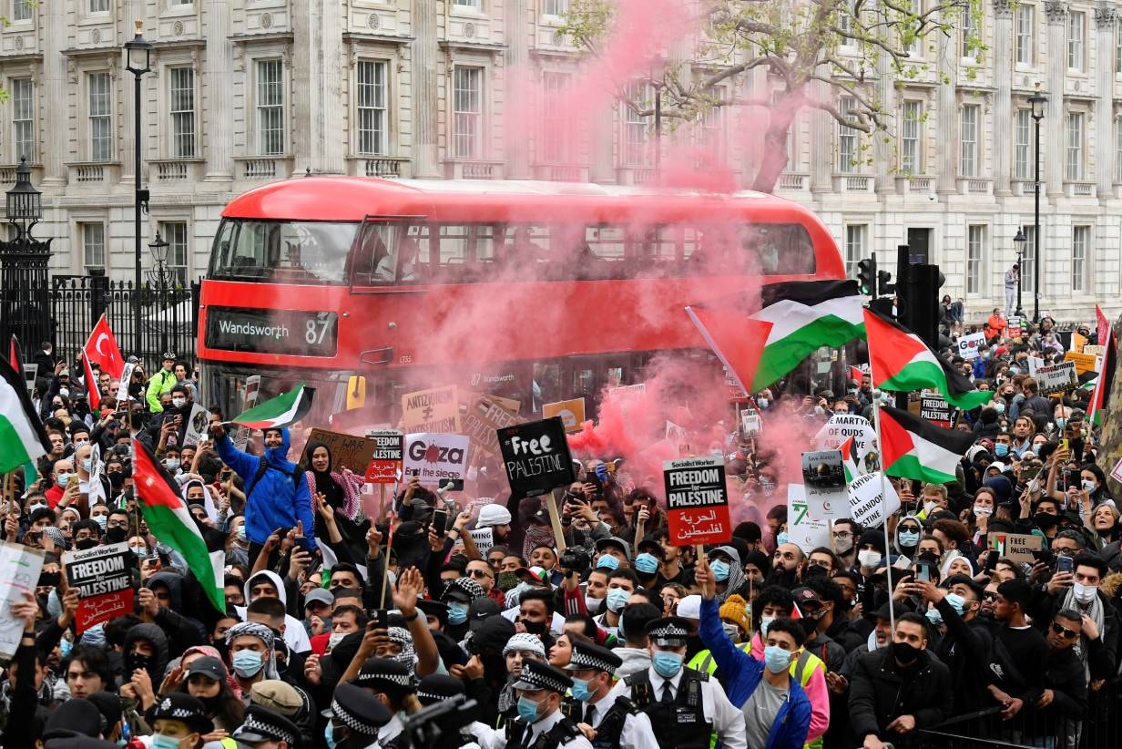  Reino Unido. Em Londres, durante o Ramad&atilde;o, pro-palestinianos manifestam-se contra o escalada de viol&ecirc;ncia nos territ&oacute;rios Israel-Palestinianos | Toby Melville - Reuters 