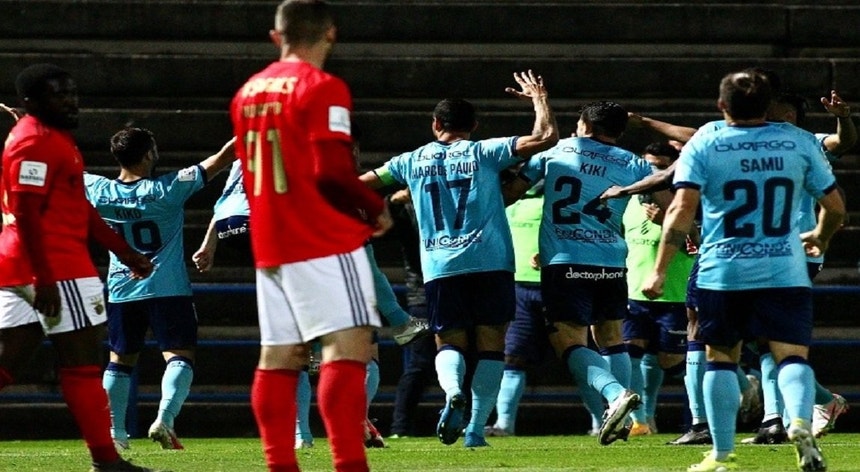 Os jogadores do Vizela festejaram o golo, importante na luta pela subida à I Liga
