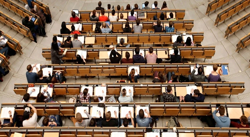 O acesso ao ensino superior vai atender aos alunos mais carenciados
