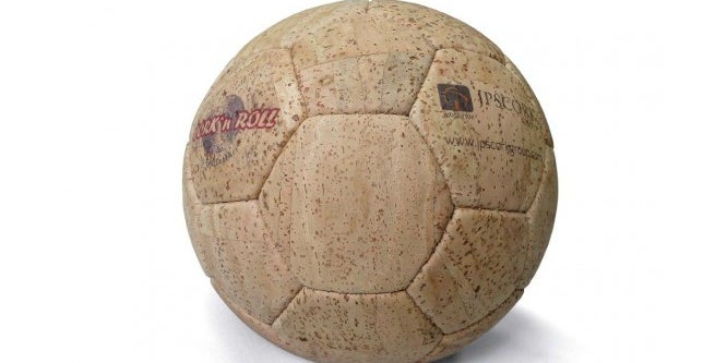 Bola de cortiça marca o futuro do futebol