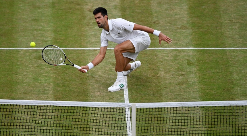 Djokovic segue em frente em Wimbledon
