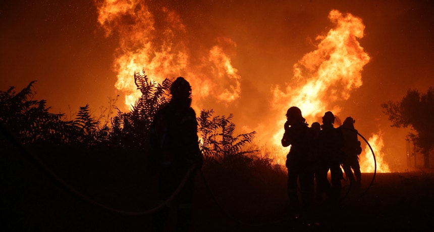 Bombeiros tentam extinguir um incêndio florestal que arde perto da aldeia de Makri, na região de Evros, na Grécia, a 22 de agosto de 2023
