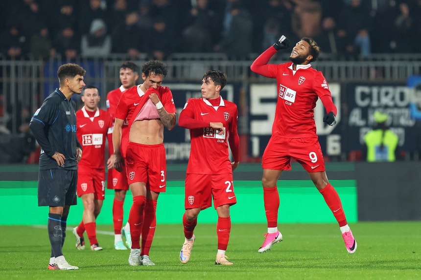 Imagem de Varela isola-se no topo dos marcadores da Serie A, Spalletti em sarilhos na Juventus