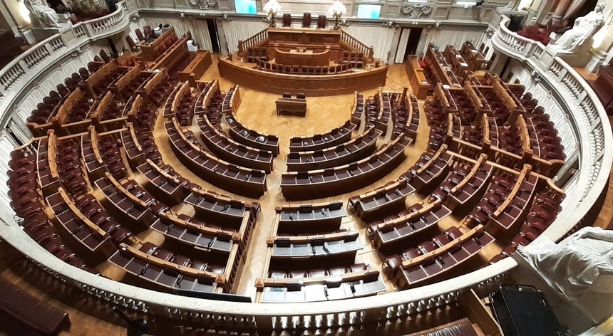 PS e PSD vão propor alterações à atual Constituição da República

