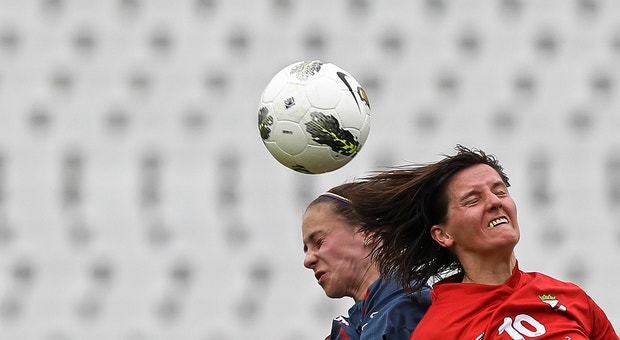 A jogadora da SU 1º Dezembro, Paula Cristina, disputa a bola com Sara Granja 
