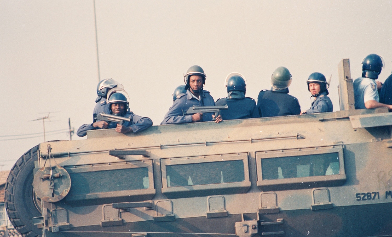  O ent&atilde;o l&iacute;der do ANC fala aos jornalistas ap&oacute;s observar &lt;i&gt;in loco&lt;/i&gt; ressaca do massacre de Sebokeng, &Aacute;frica do Sul (12 janeiro de 1991). /Foto: Ant&oacute;nio Mateus - RTP 