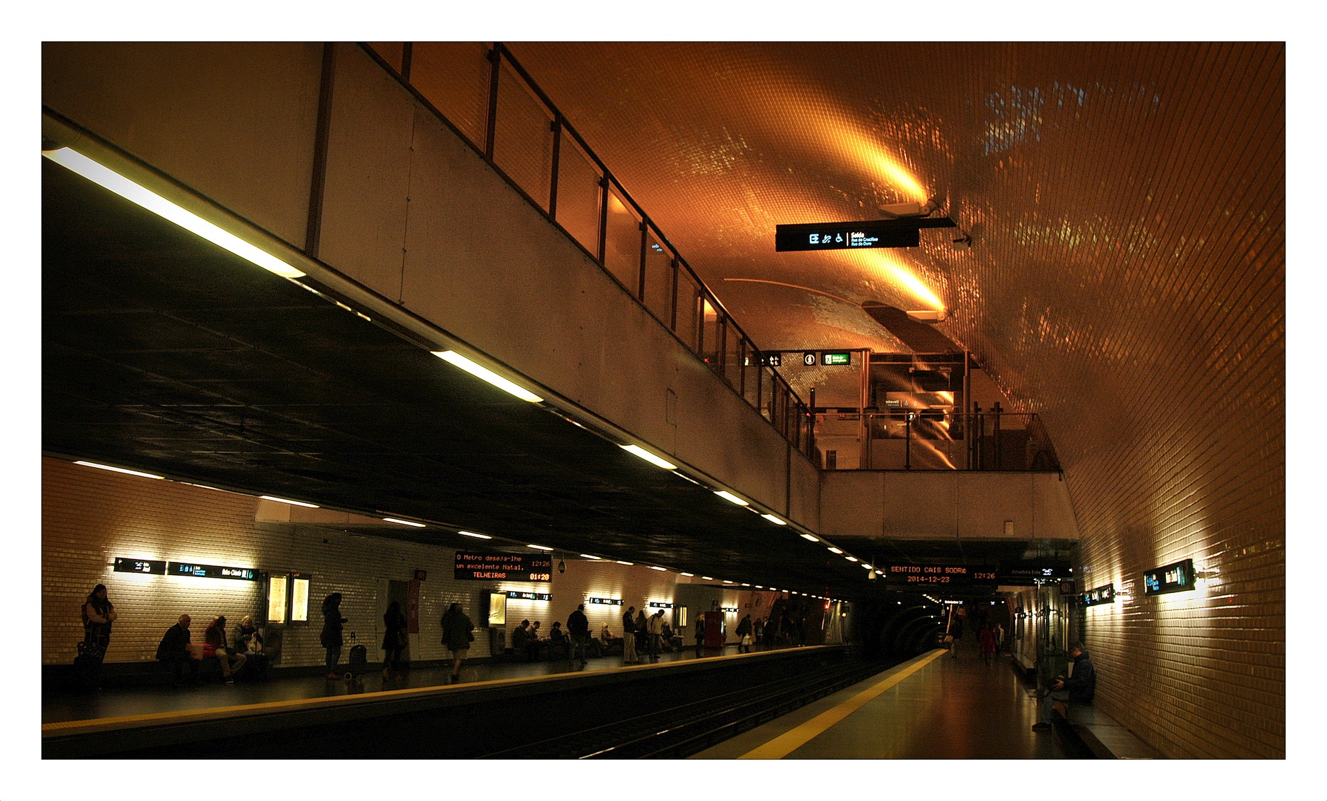  Baixa-Chiado: &eacute; uma esta&ccedil;&atilde;o dupla, onde se interligam duas linhas (Azul e Verde). Apesar das duas linhas se encontrarem paralelos, foram inaugurados em datas diferentes: a 25 de abril de 1988 o lado da Linha Verde e a 8 de agosto de 1988 o lado da Linha Azul. O projeto foi do arquiteto Siza Vieira e as interven&ccedil;&otilde;es pl&aacute;sticas do pintor &Acirc;ngelo de Sousa. A 9 de setembro de 2011, no &acirc;mbito de uma parceria com a Portugal Telecom, foi renomeada Baixa-Chiado PT Blue Station.  