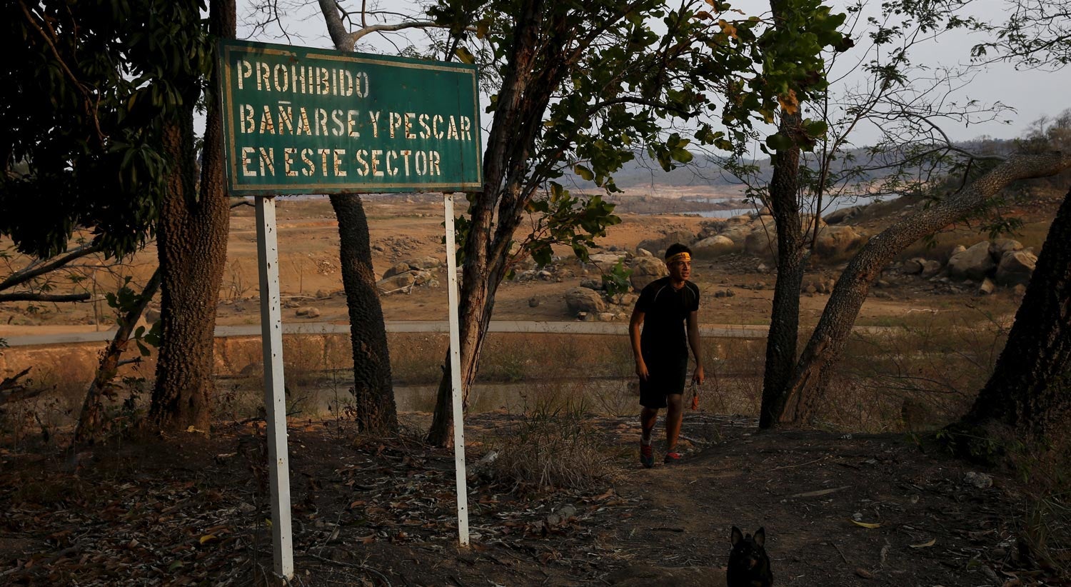 Sinal de "proibido nadar e pescar", numa zona antes submersa do Guri