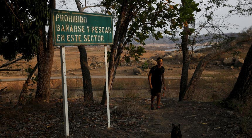 Reuters Sinal de "proibido nadar e pescar", numa zona antes submersa do Guri
