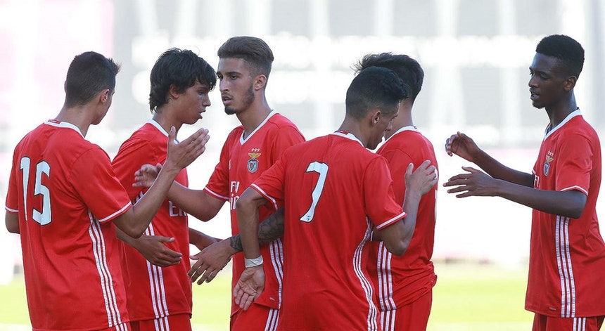 A equipa de juniores do Benfica avança para a "final four" da Youth League com a ambição de a conquistar
