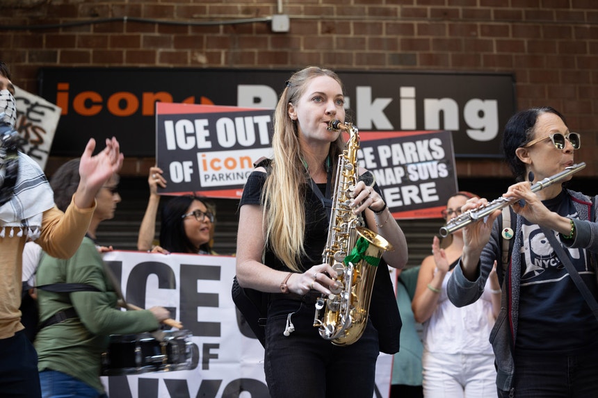 Imagem de "Ferido e a sofrer". Família de imigrante venezuelano com bala do ICE alojada no corpo exige que seja operado