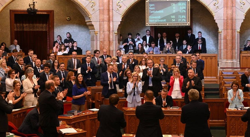 Parlamento húngaro aprova lei para destituir presidente pró-Órban