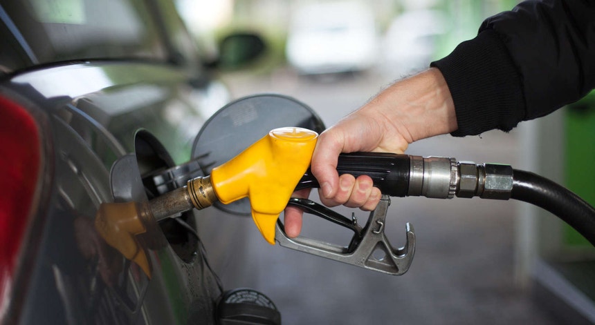 Preço dos combustíveis volta a subir esta segunda-feira
