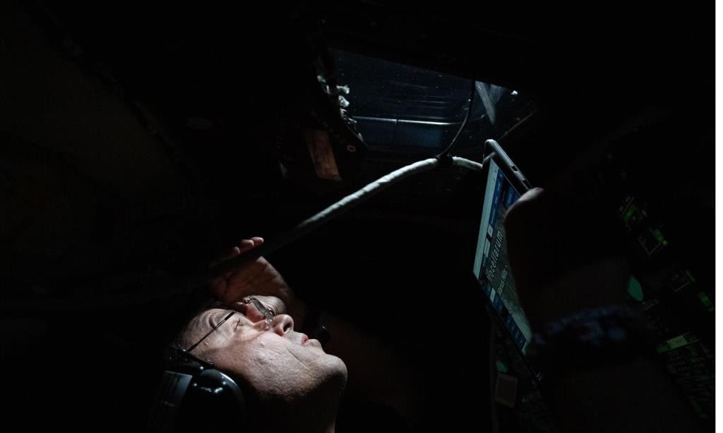  O comandante da Artemis II, Reid Wiseman, observa pela janela da Orion no in&iacute;cio de seu primeiro per&iacute;odo de observa&ccedil;&atilde;o lunar do dia. Ao longo do sexto dia da miss&atilde;o, Wiseman e seus colegas revezaram-se nas quatro pequenas janelas existentes na c&aacute;psula espacial, capturando imagens e v&iacute;deos da Lua, al&eacute;m de registrar observa&ccedil;&otilde;es. Os astronautas fazem parte da equipe cient&iacute;fica, e os dados recolhidos que v&atilde;o moldar o futuro da ci&ecirc;ncia lunar. Cr&eacute;ditos: NASA 