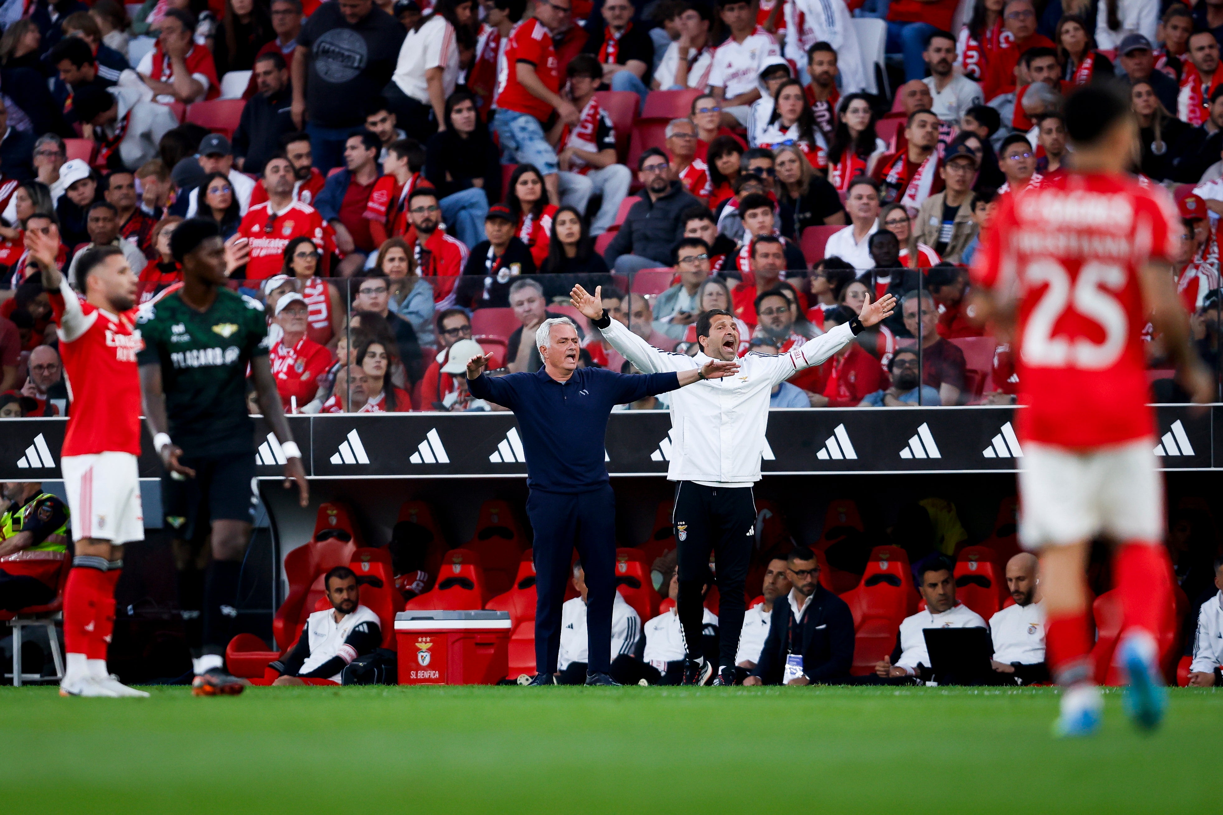 Mourinho reconhece que Benfica é favorito ao segundo lugar