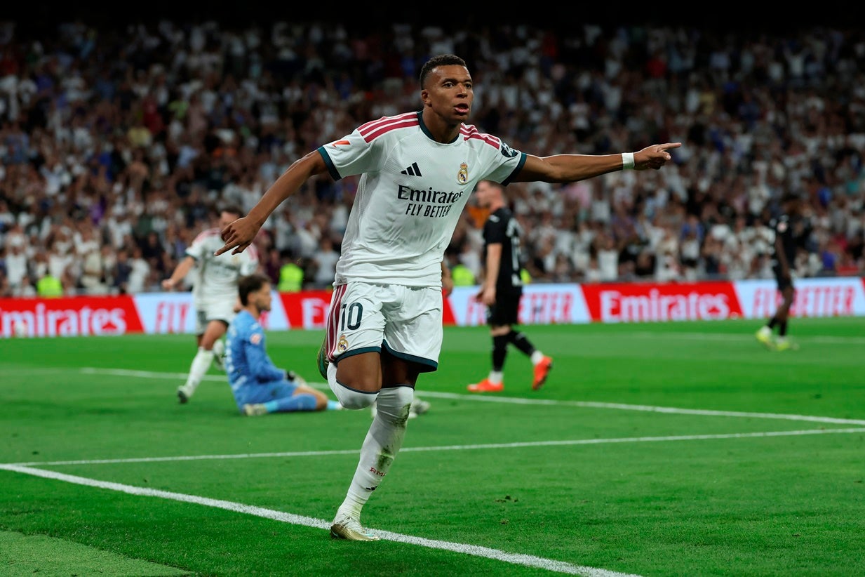 Real Madrid goleia Real Sociedad com hat-trick de Mbapp�