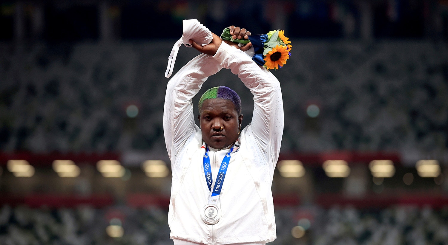  O protesto de Raven Saunders, atleta medalhada no lan&ccedil;amento do peso. | Foto: Hannah Mckay - Reuters 