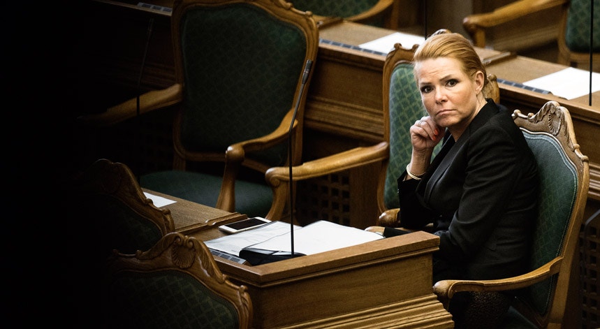 A ministra dinamarquesa da Imigração e Integração, Inger Stojberg, durante o debate
