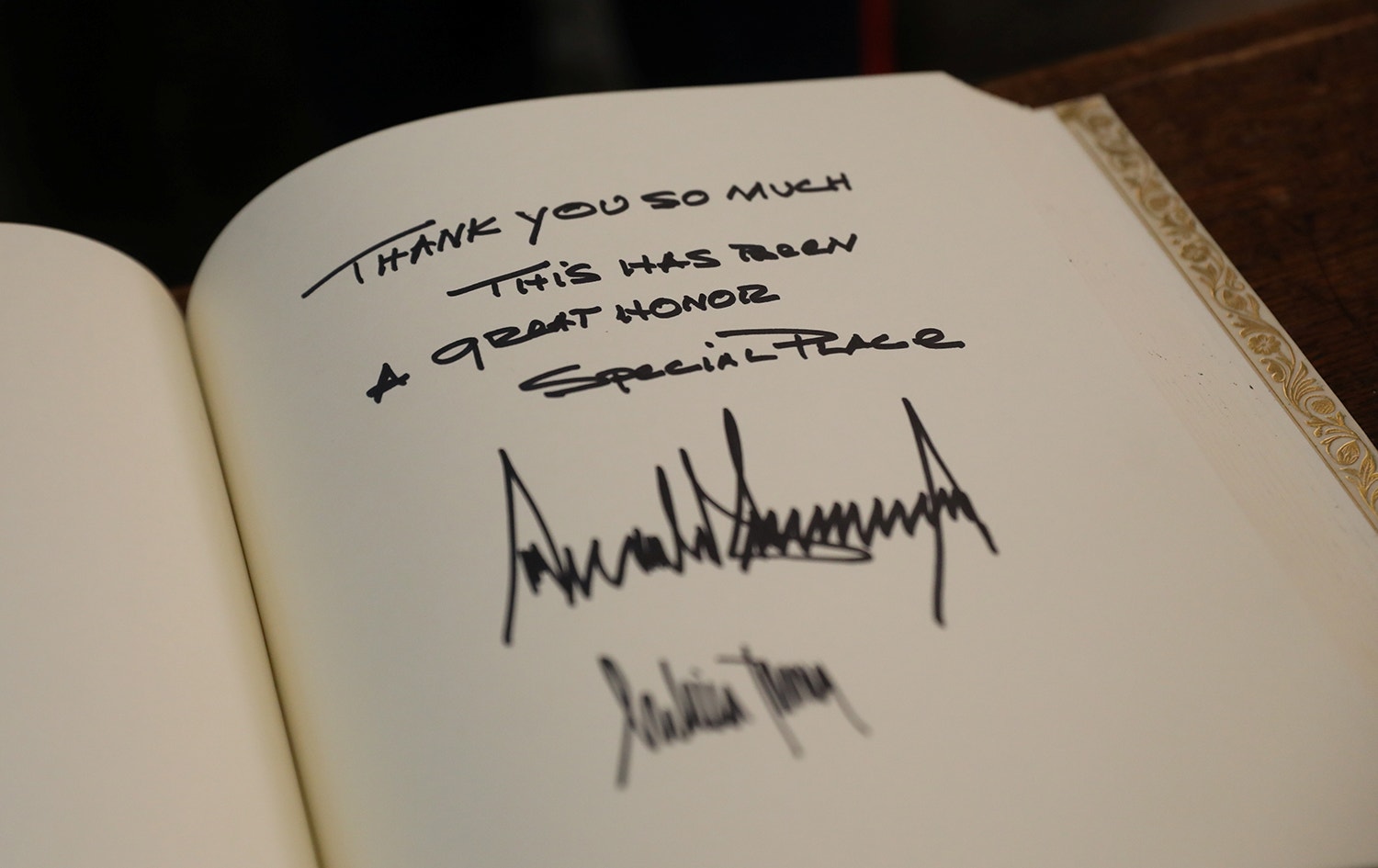  A mensagem de Donald Trump e Melania Trump deixaram no livro de visitas da Abadia de Westminster /Simon Dawson - Reuters 