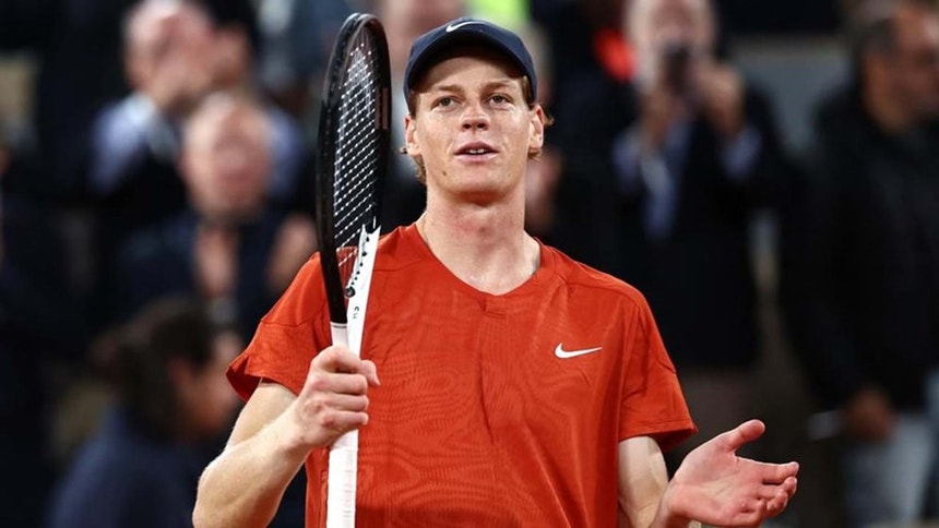 Jannik Sinner, na foto, foi um dos tenistas apurados para os quartos de final de Roland Garros
