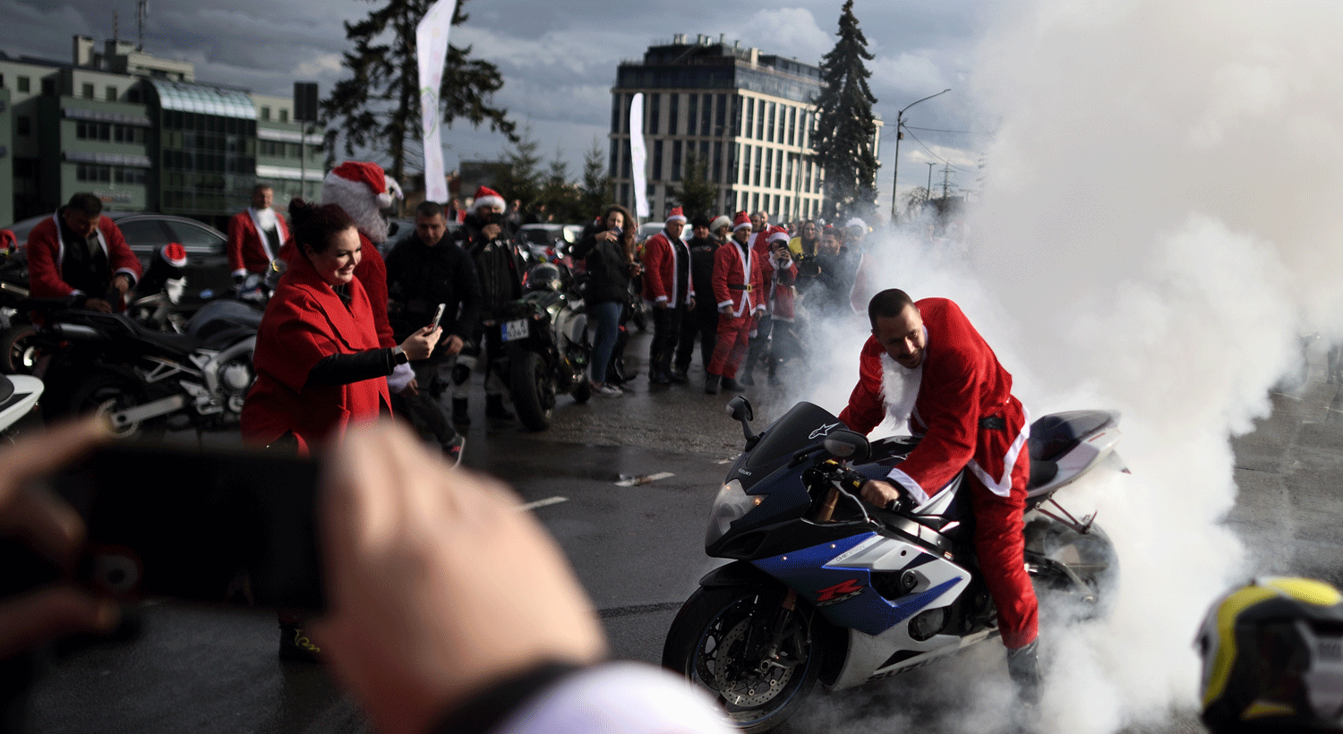  Um motard vestido de Pai Natal festeja durante o tradicional desfile de Natal pelas ruas de S&oacute;fia, Bulg&aacute;ria. Cr&eacute;ditos: EPA/VASSIL DONEV 
