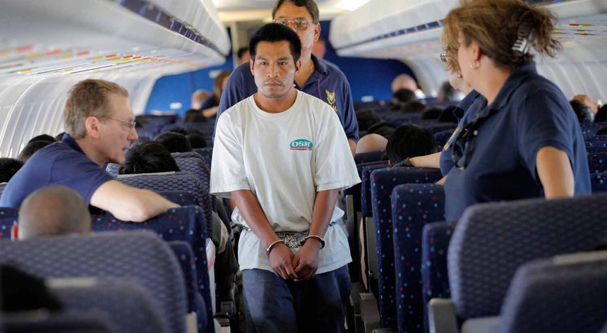 Juan Sacaria Lopez, imigrante ilegal, segue a bordo de um avião durante o seu processo de deportação de volta para a América Central, em 2009
